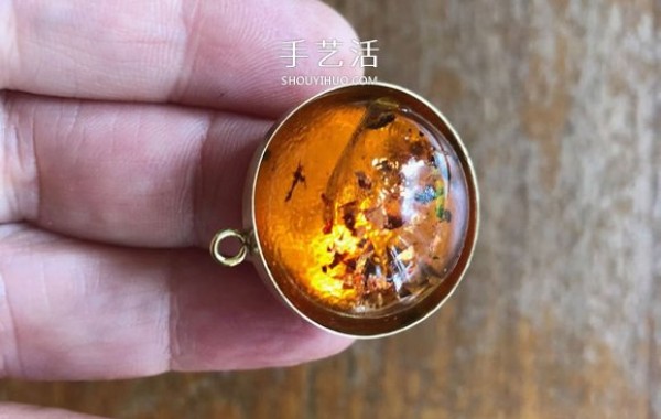 How to make a homemade imitation amber resin keychain