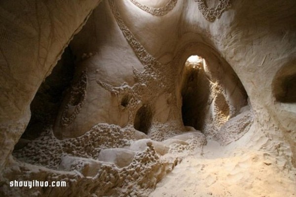 Ra Paulettes artistic dream: 10 years of free-hand carving of the dream castle