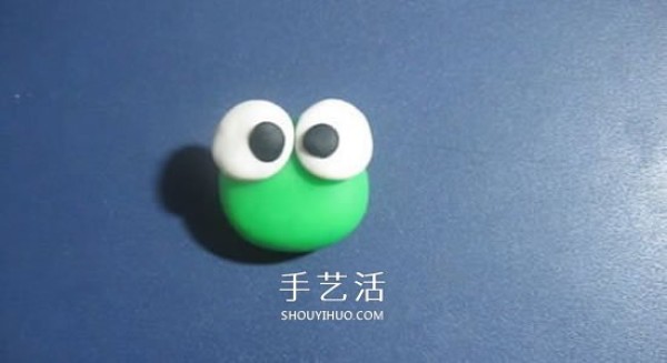 Illustrations of how to make a cute bean-cake frog using plasticine and making a small frog