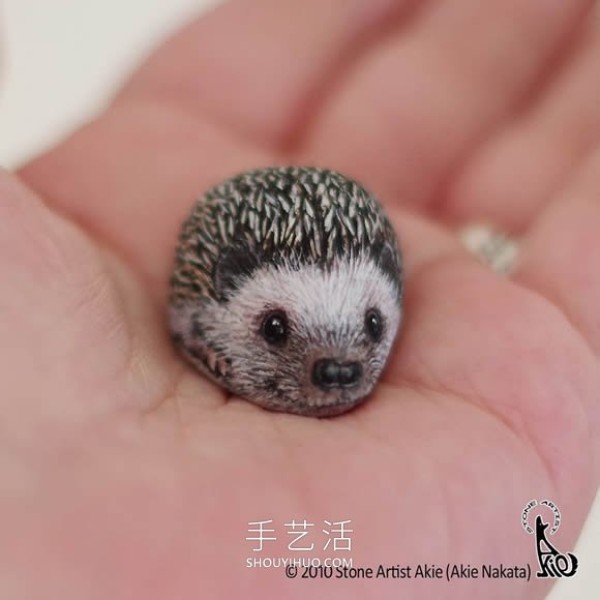 Japanese artist transforms ordinary rocks into highly realistic animals