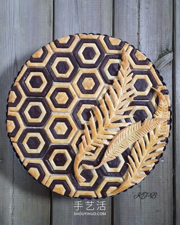 The cake crust design with complex patterns is beautiful before and after baking! 