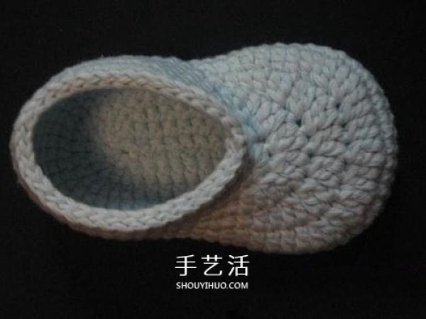 Illustration of how to knit baby warm woolen shoes by hand-knitting baby shoes