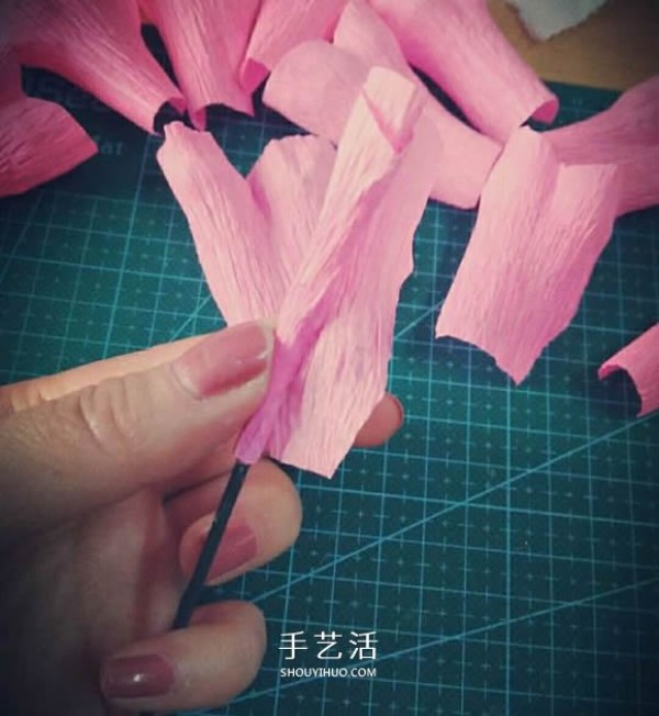 Illustration of how to make beautiful paper flowers from crepe paper