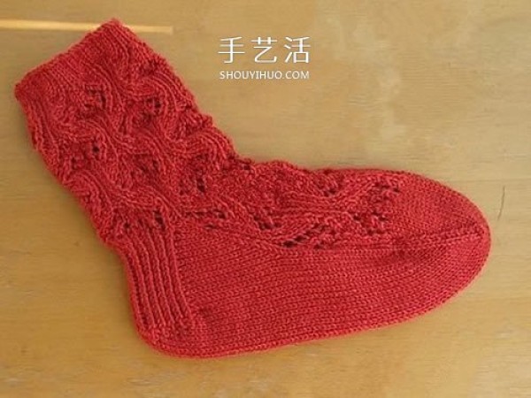 The knitting method of baby socks with patterns and the illustrations of knitting baby socks with stick stitches