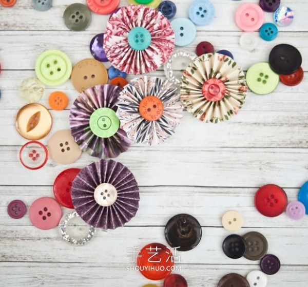 The simplest video to make decorative paper flowers, just add paper strips and buttons! 