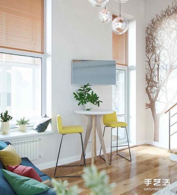 The high ceiling space is so wide and the decoration of the small apartment in the middle floor of Moscow