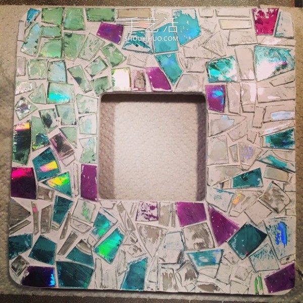 The transformation of an old photo frame with mosaic style can be done with just a few CDs! 