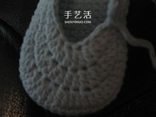 Illustration of how to knit baby warm woolen shoes by hand-knitting baby shoes