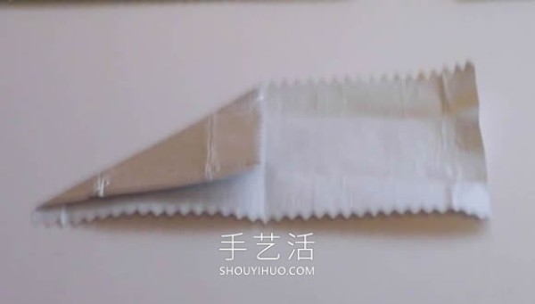 Illustration of how to use chewing gum wrapper waste to make homemade small umbrellas