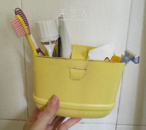 How to use waste dishwashing liquid bottles to make toiletry storage baskets