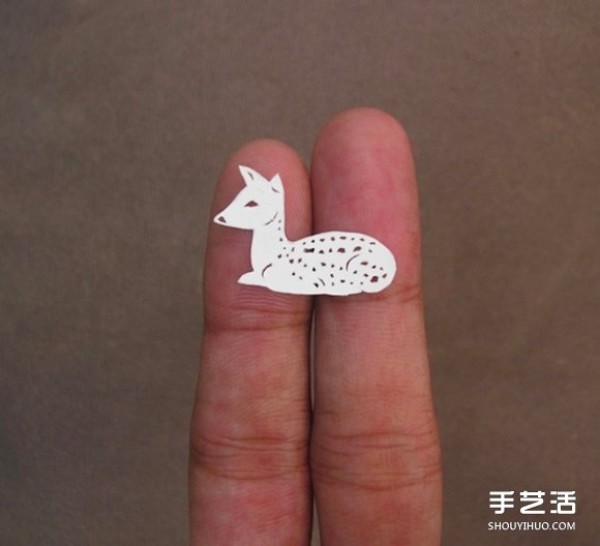 The art of paper-cutting is so exquisite that even feathers can appear on the paper