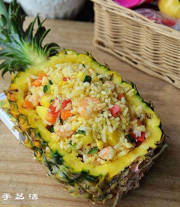 Seasonal fruit creative DIY recipe for refreshing pineapple fried rice