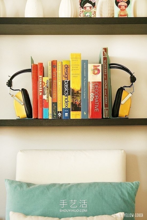 Use old headphone waste to DIY to make retro-style bookends