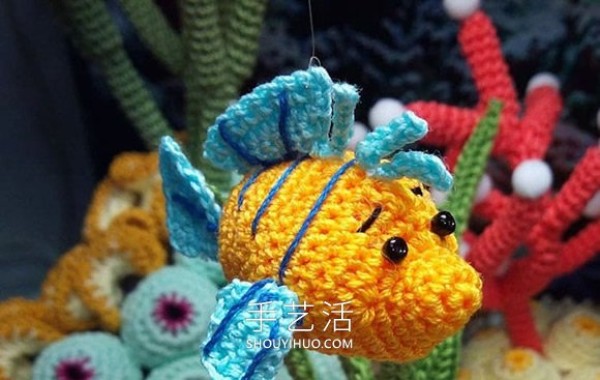 She crocheted sea creatures to create a realistic aquarium