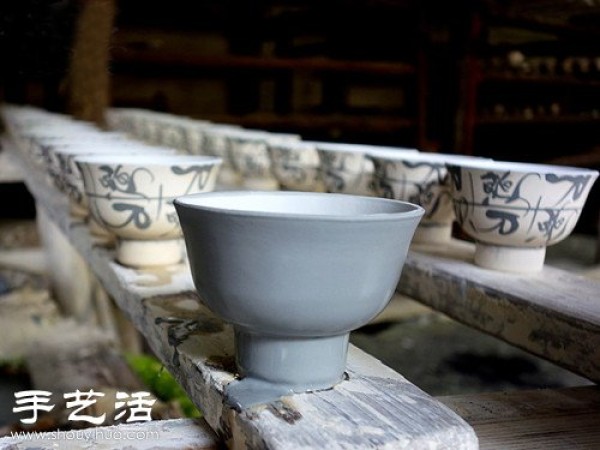 Jingdezhen, the ancient production process of a blue and white porcelain bowl