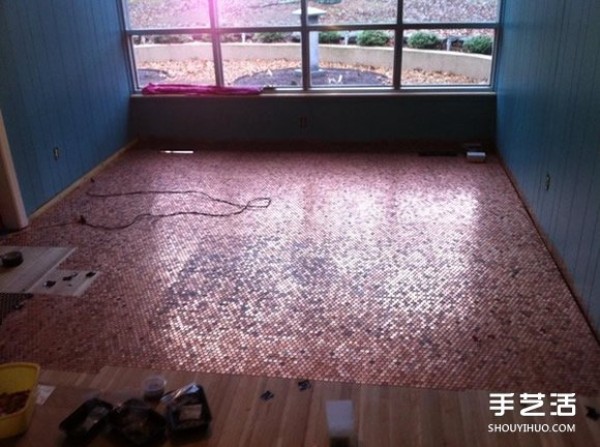 Tens of thousands of one-cent coins to pave the floor to make the floor shiny and golden. What a rich man!