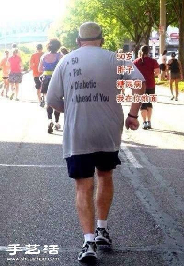 The optimistic fat man has no shame in running behind him! 