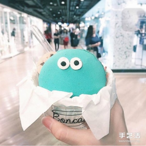 The cartoon-style macaron ice cream Bonca that combines fantasy and evil