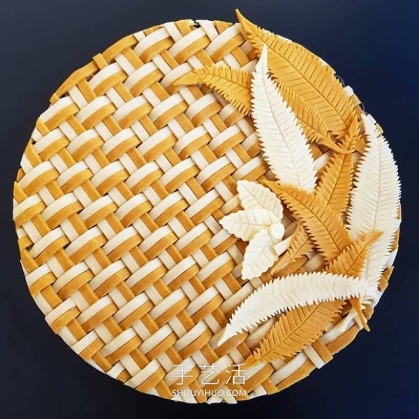 The cake crust design with complex patterns is beautiful before and after baking! 