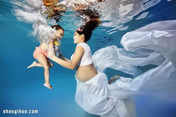 Moms-to-be take photos in the water, adding a different kind of beauty to the pregnancy