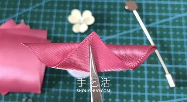 It’s not difficult to make a homemade flower-shaped brooch if you know how to make petals from a ribbon! 