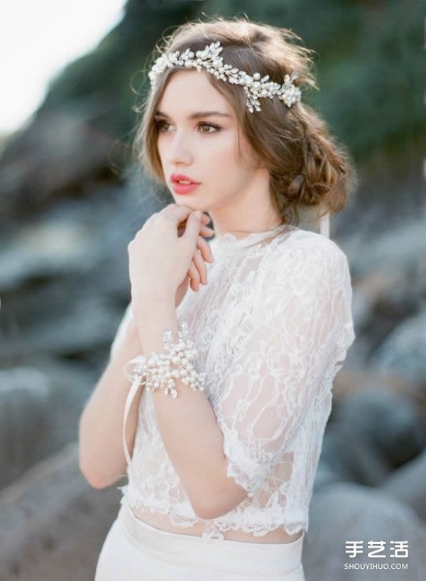 Four kinds of dreamy garlands for the bride and unconventional bridal headwear