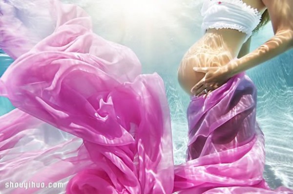 Moms-to-be take photos in the water, adding a different kind of beauty to the pregnancy