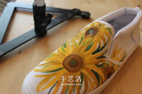 Tutorial on how to draw canvas shoes, draw Van Goghs sunflowers on the shoes