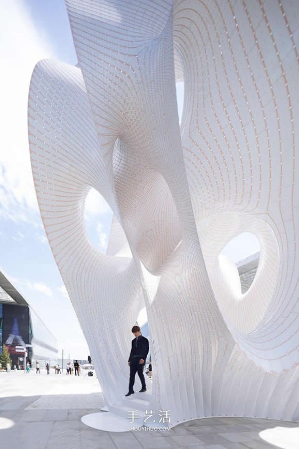 Two centimeter thin aluminum sheets are interspersed and stacked to create a 13-meter-high white tower