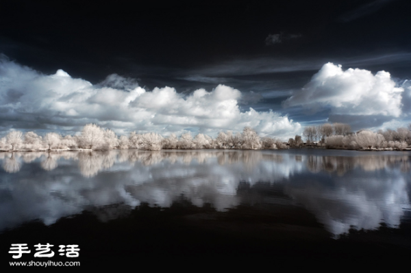 A shocking reflection photo of the same scenery on the water