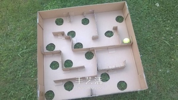 How to make a maze toy out of a cardboard boxTwo people can play together! 