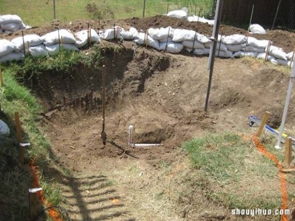 Foreign netizens dug a hole in their own backyard to DIY a private swimming pool! 