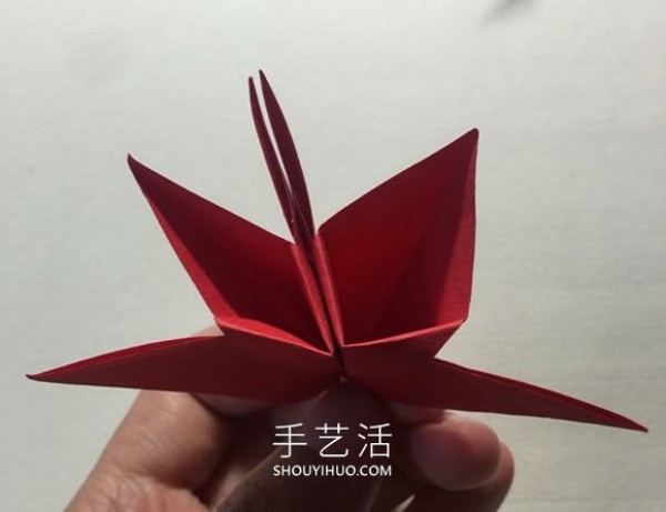 Simple origami 4 petals and glue them together to get a four-petal flower! 