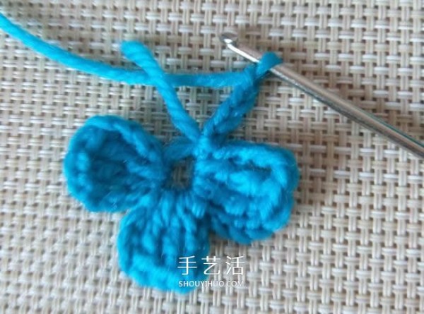 Illustration of the basic crochet method for cute five-petal flowers and crocheting small woolen flowers