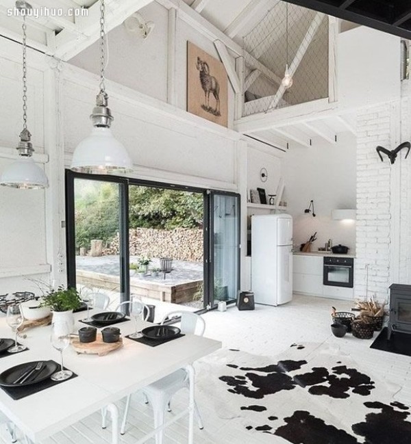 Barn renovation is also beautiful, low-key fashionable villa design in black and white