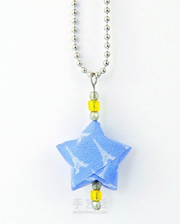 A video on how to fold paper stars into a cute necklace and pendant