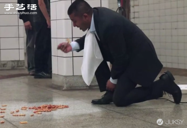 Too hungry? A foreign man ate food directly from the floor of the subway station