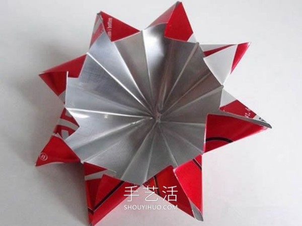 Tutorial on how to make three-dimensional stars by hand from cans