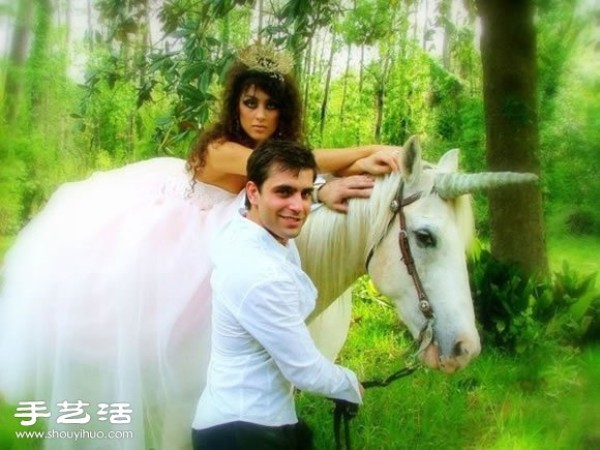 A super funny creative wedding photo for a couple, so awesome! 