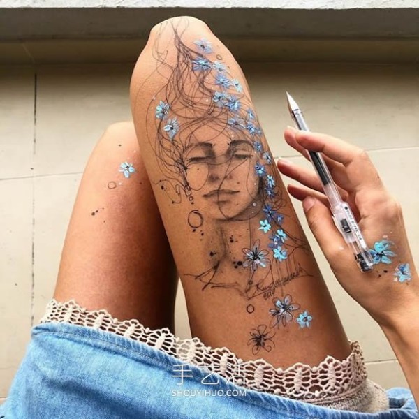 The artist uses his own thighs as a canvas to draw exquisite ink paintings! 