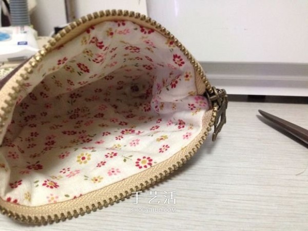 Illustration of how to make a fabric zipper bag including detailed steps for zippering