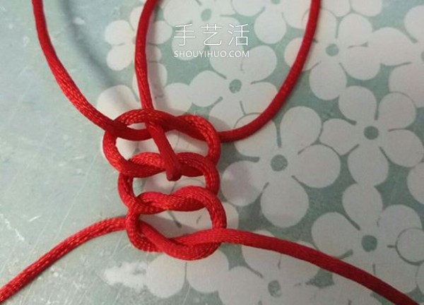 Illustrated tutorial on how to knit a Caijing knot bracelet including finishing touches