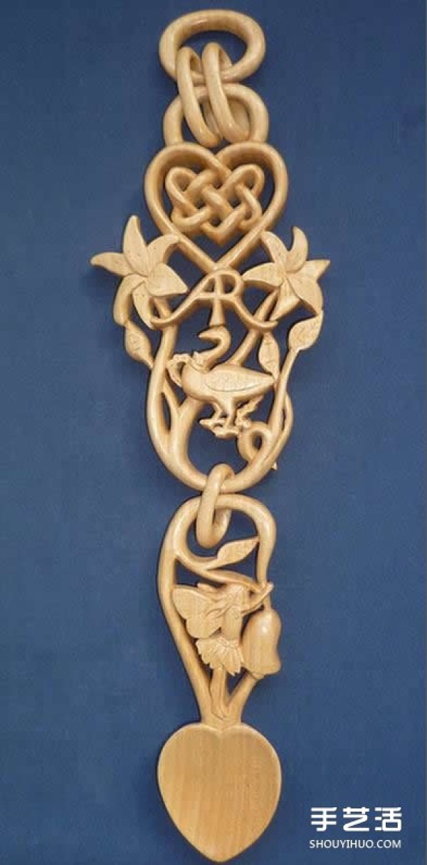 The carving works of the "Love" spoon wood carving artist Adam King