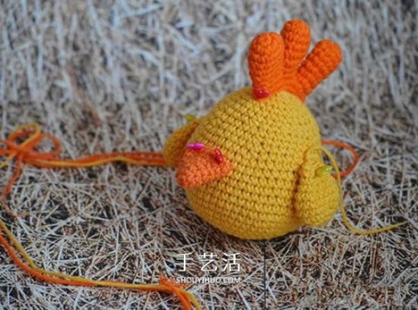 The crochet method of a plush chicken doll illustrates how to crochet a cute chick