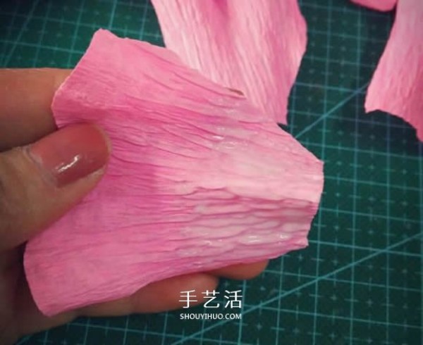 Illustration of how to make beautiful paper flowers from crepe paper