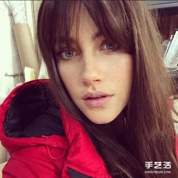 Supermodel teaches careful selfie tips to take natural and perfect close-up photosPortrait