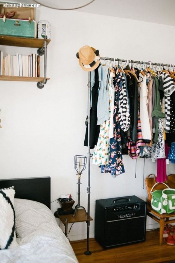 Open wardrobe: save space and give the room a wider view