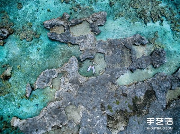 Wedding photos without a photographer: Wandering in the blue sea