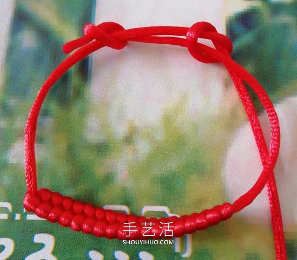 An illustrated tutorial on how to braid a red rope bracelet, including knotting