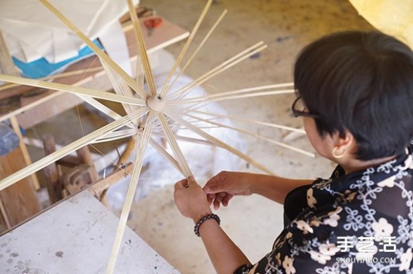 The design of brass umbrella tables and benches draws lessons from traditional Chinese oil-paper umbrellas